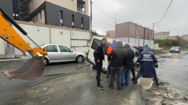 İstanbul'da sağanak hayatı felç etti! Sarıyer'de yollar göle döndü