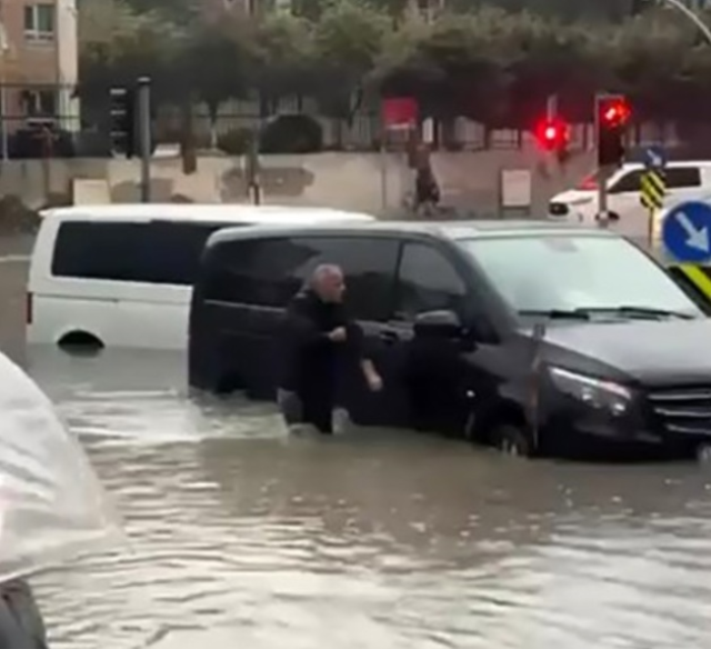 İstanbul'da sağanak hayatı felç etti! Sarıyer'de yollar göle döndü
