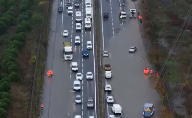 İstanbul'da sağanak hayatı felç etti! Sarıyer'de yollar göle döndü