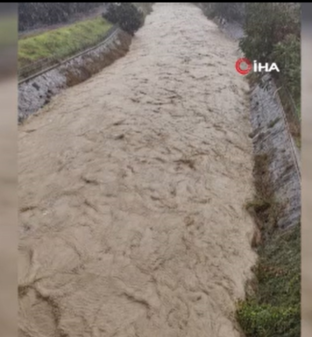 İstanbul'da sağanak hayatı felç etti! Küçükçekmece'de dere coştu