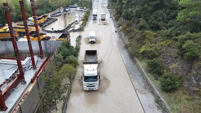 İstanbul'da hayatı felç eden yağış! Okulun istinat duvarı çöktü, araştırma hastanesini su bastı