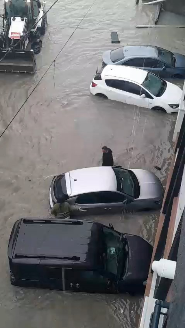 İstanbul'da hayatı felç eden yağış! Okulun istinat duvarı çöktü, araştırma hastanesini su bastı