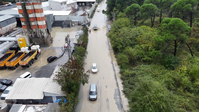 İstanbul'da hayatı felç eden yağış! Okulun istinat duvarı çöktü, araştırma hastanesini su bastı