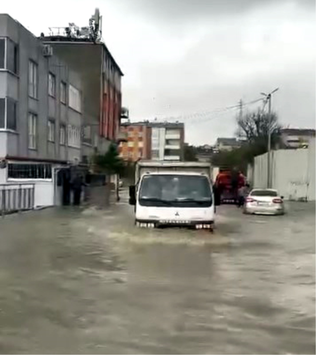 İstanbul'da hayatı felç eden yağış! Okulun istinat duvarı çöktü, araştırma hastanesini su bastı