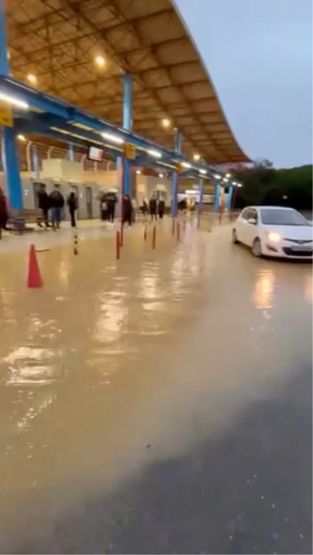 İstanbul’u sağanak vurdu! Yollar göle döndü, araçlar mahsur kaldı, metroları su bastı