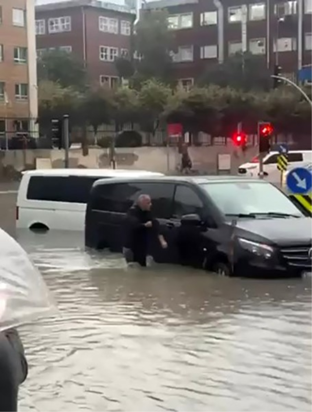 İstanbul’u sağanak vurdu! Yollar göle döndü, araçlar mahsur kaldı, metroları su bastı