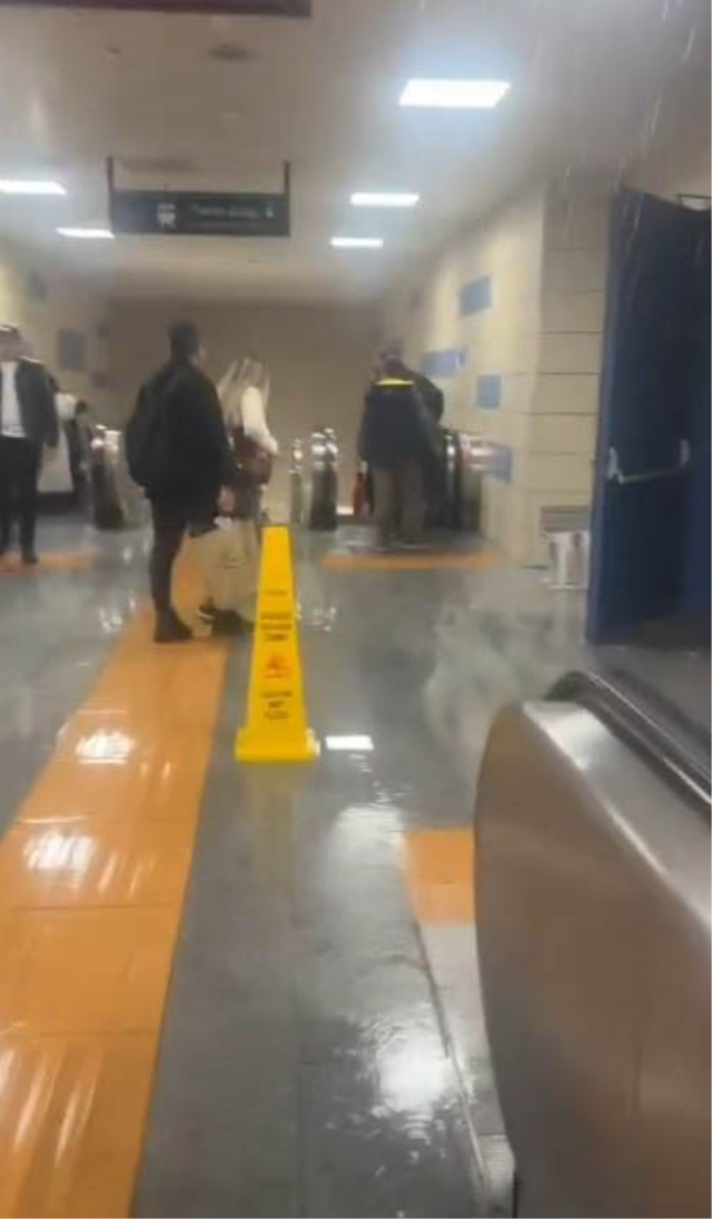 İstanbul’u sağanak vurdu! Yollar göle döndü, araçlar mahsur kaldı, metroları su bastı