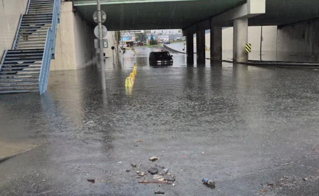 İstanbul’u sağanak vurdu! Yollar göle döndü, araçlar mahsur kaldı, metroları su bastı