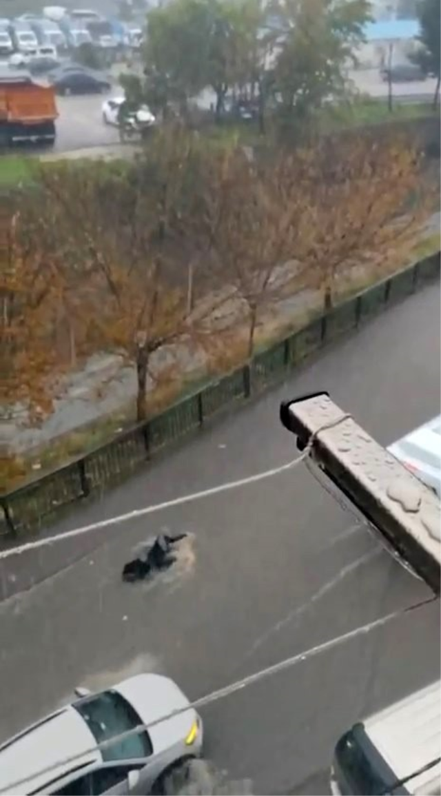 İstanbul’u sağanak vurdu! Yollar göle döndü, araçlar mahsur kaldı, metroları su bastı