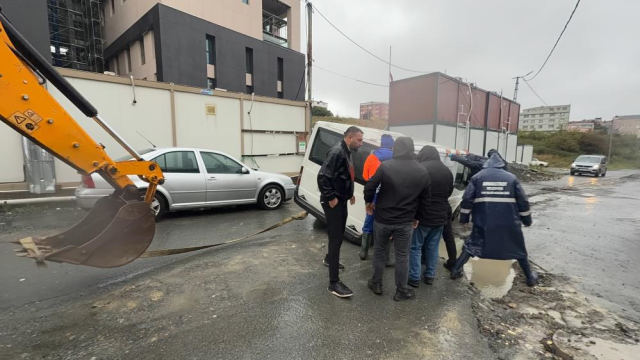İstanbul’u sağanak vurdu! Yollar göle döndü, araçlar mahsur kaldı, metroları su bastı