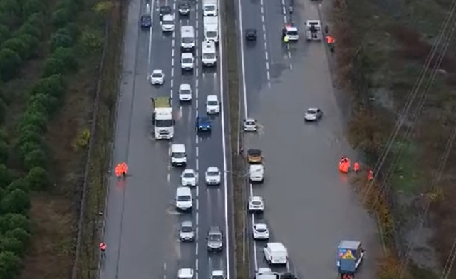 İstanbul’u sağanak vurdu! Yollar göle döndü, araçlar mahsur kaldı, metroları su bastı