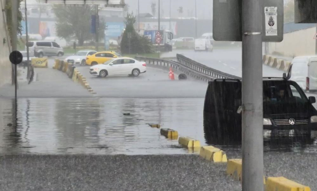 İstanbul’u sağanak vurdu! Yollar göle döndü, araçlar mahsur kaldı, metroları su bastı