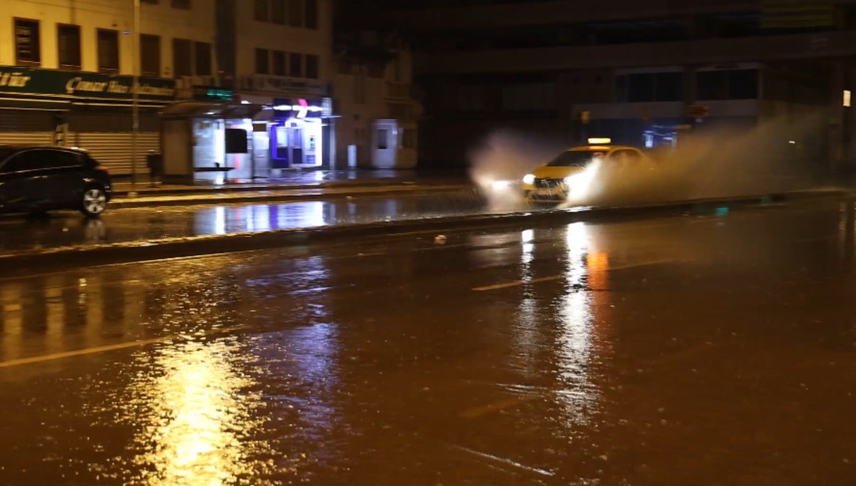 İzmir\'de gök gürültülü sağanak su birikintilerine neden oldu, belediye tahliye yaptı