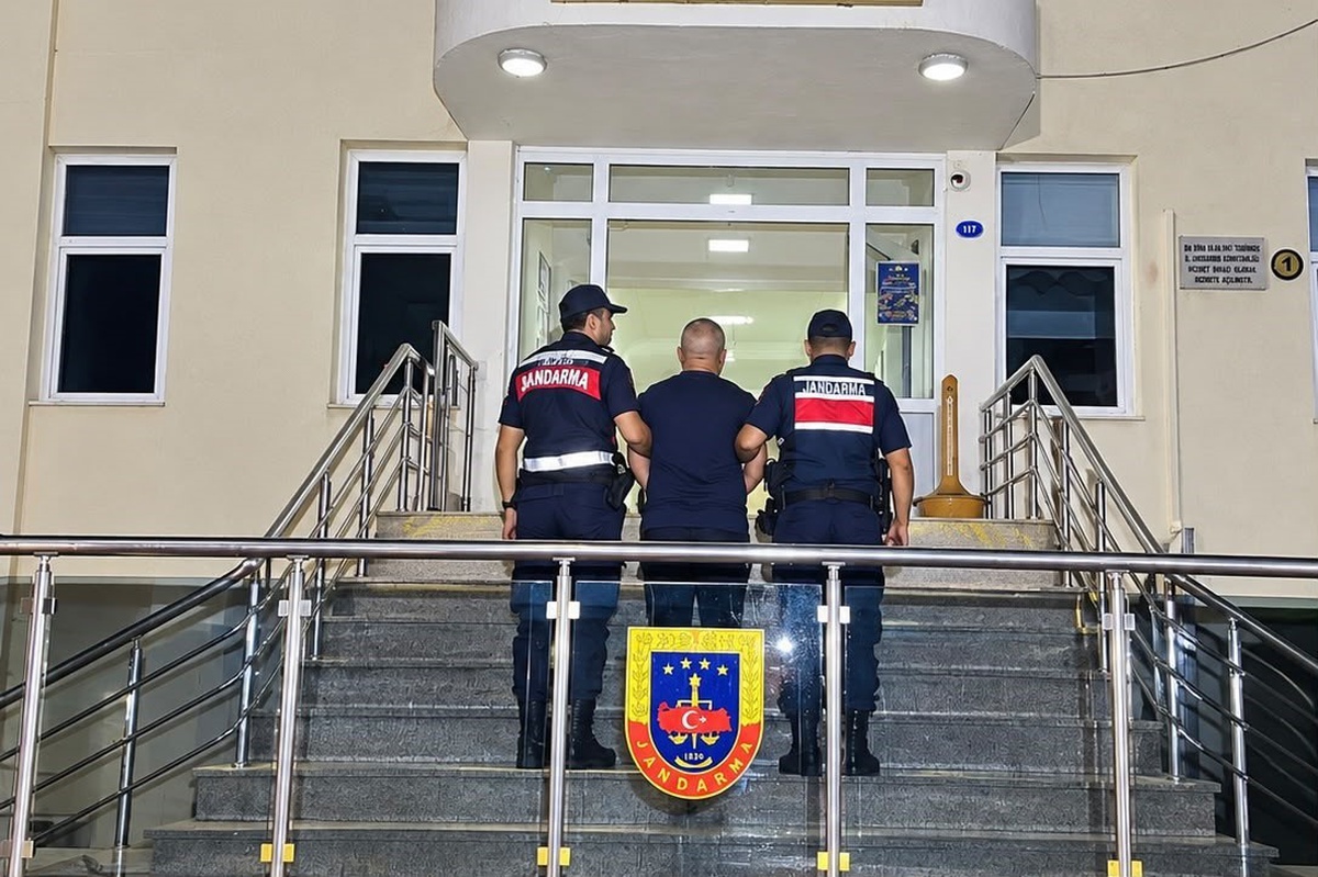 İzmir Dikili\'de 11 suçtan 27 yıl 7 ay cezalı şahıs jandarma operasyonuyla yakalandı