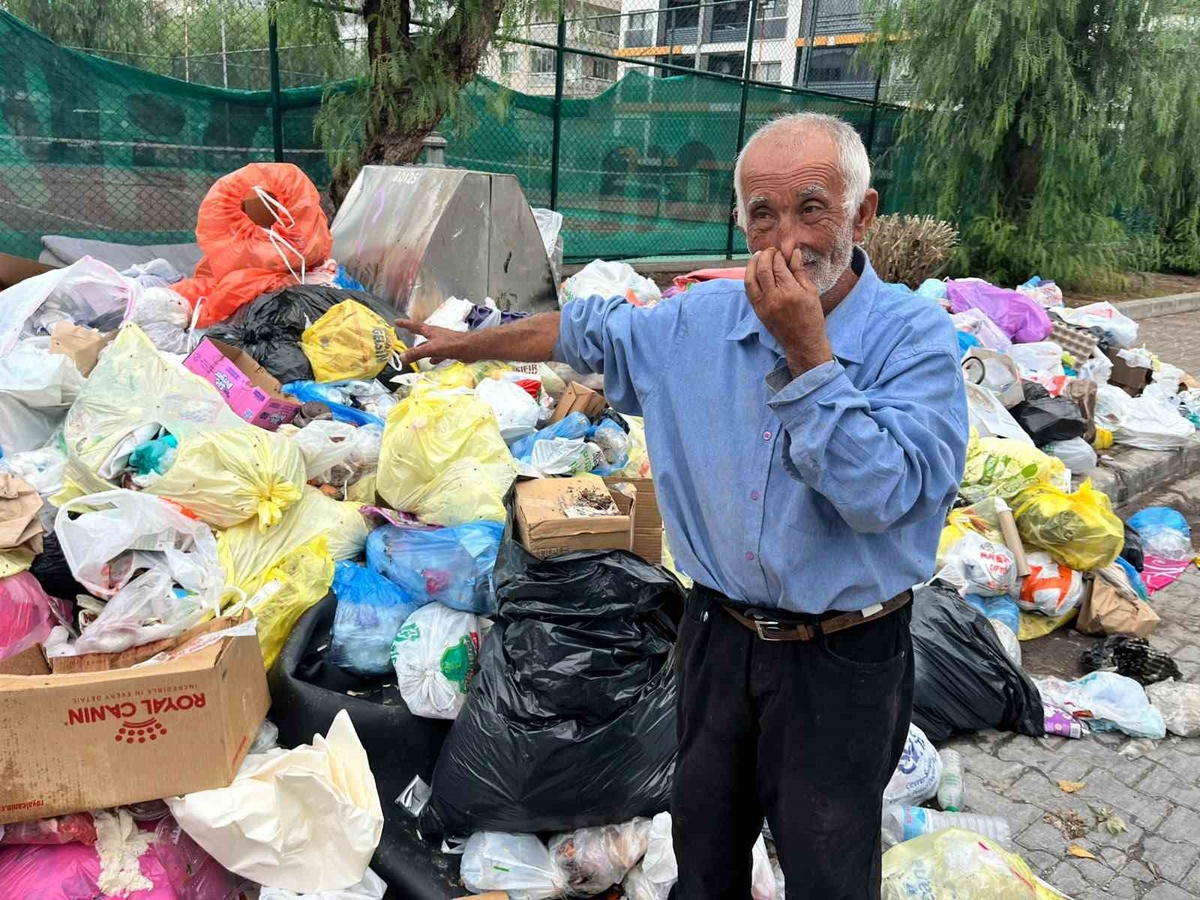İzmir Karşıyaka\'da çöp krizi sürüyor, belediye 17 yeni kamyona rağmen toplayamıyor