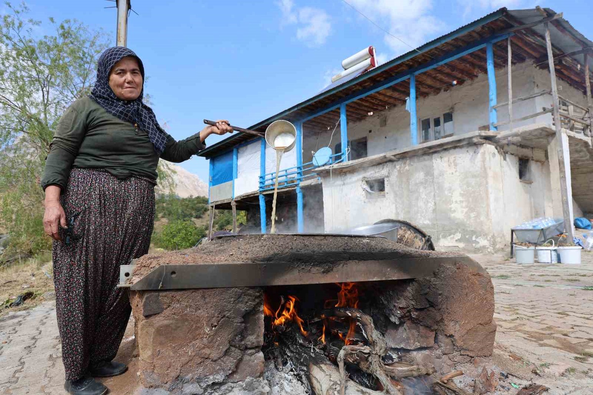 Kahramanmaraş Ekinözü\'nde üzümlerden yapılan pekmezin kilosu 800 liradan satılıyor