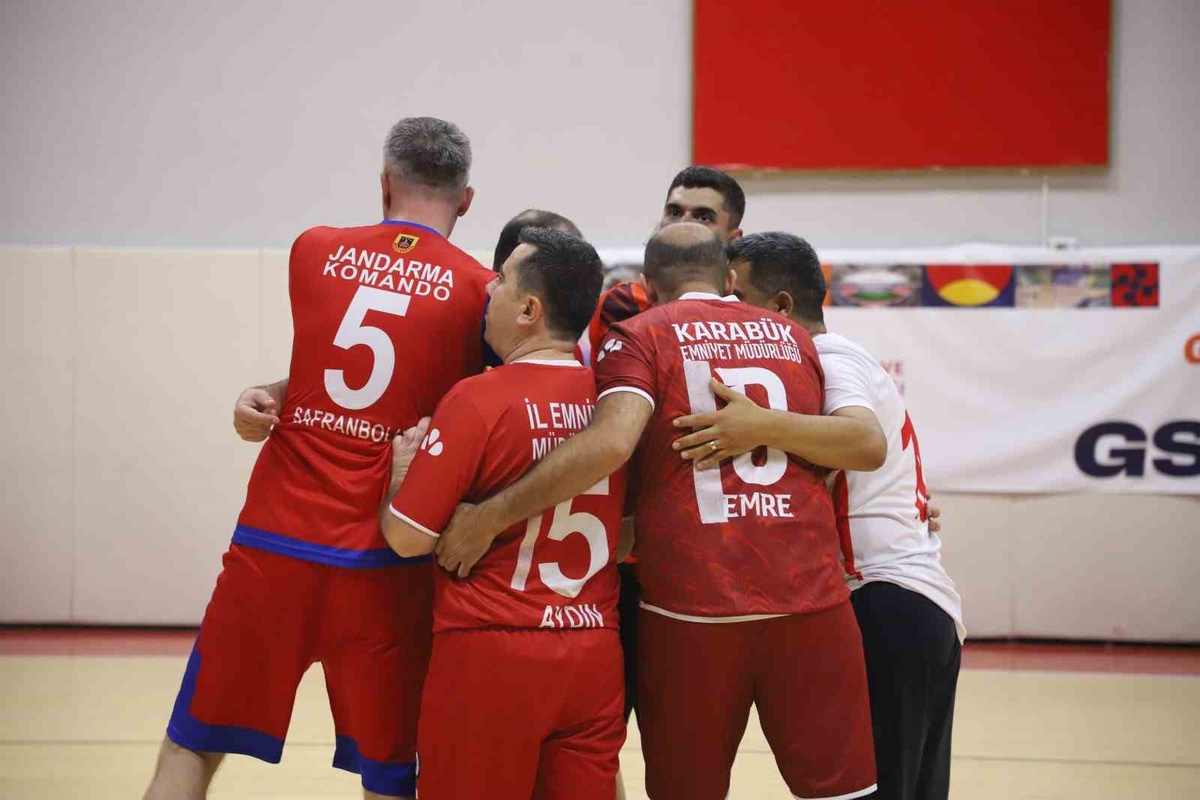 Karabük\'te voleybol finalinde Jandarma-Emniyet karma takımı şampiyon oldu