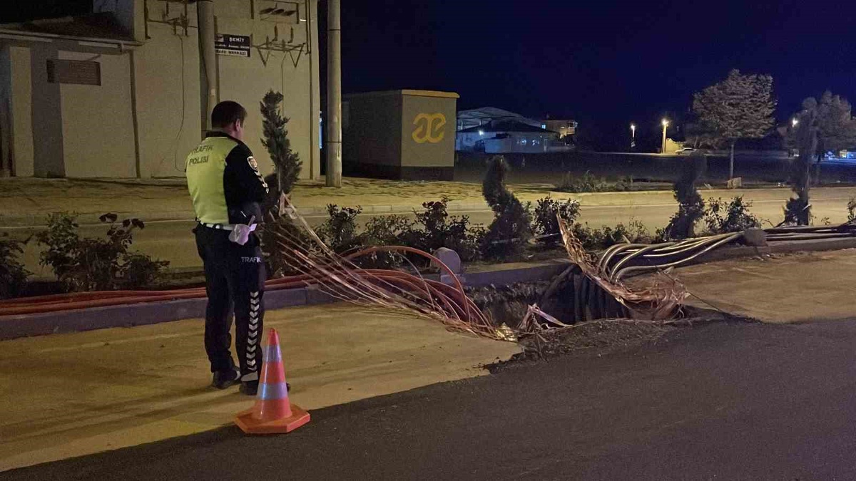 Karaman’da elektrik hattı için kazılan çukura giren otomobilde hasar oluştu