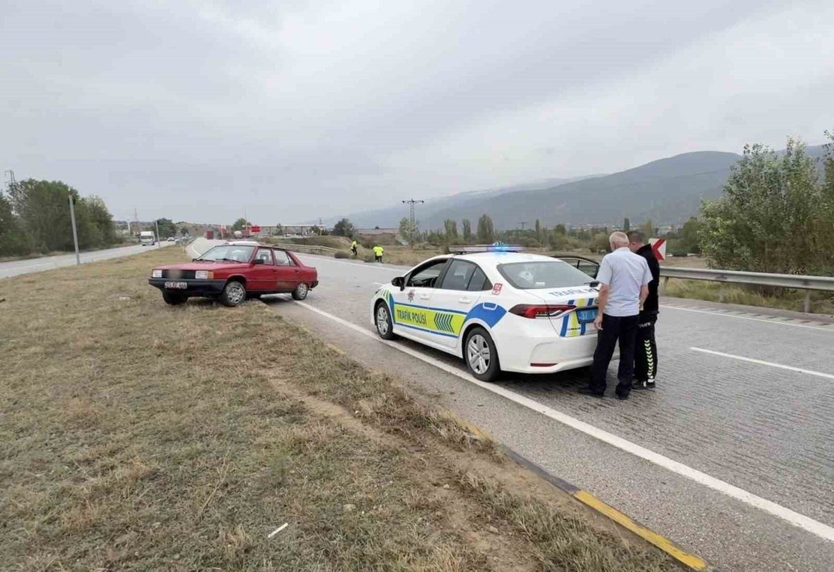 Kastamonu Tosya\'da aynı kavşakta iki ayrı kaza oldu, 3 kişi yaralandı