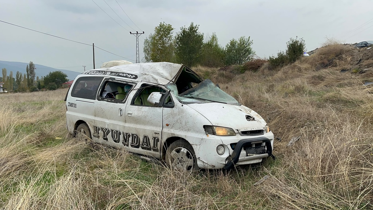 Kastamonu Tosya\'da minibüs bariyerlere çarpıp şarampole devrildi, 2 kişi yaralandı