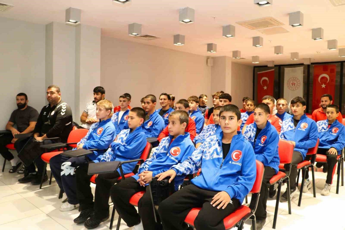 Kayseri'de Spor İl Müdürü Kabakcı, SEM ve TOHM güreşçileriyle hedefleri değerlendirdi