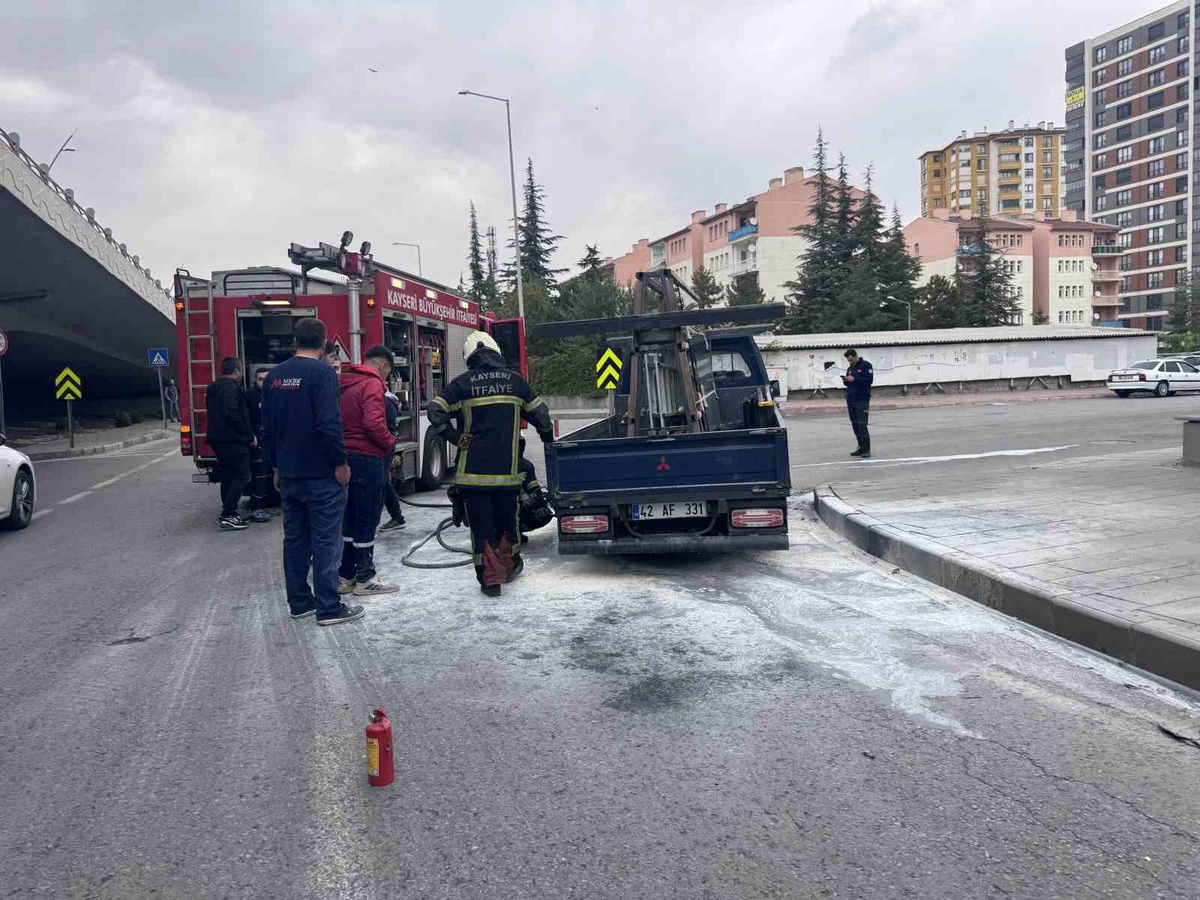 Kayseri Kocasinan\'da kamyonetin sol arka lastiği tutuştu, yangını itfaiye söndürdü