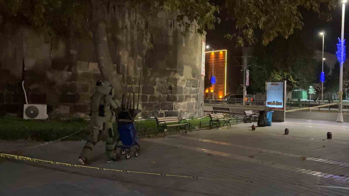 Kayseri Melikgazi\'de paniğe yol açan çanta fünyeyle patlatıldı, içinden kıyafet çıktı
