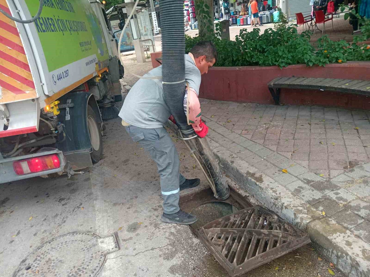 Kemer Belediyesi mazgal temizliğini tamamladı, kırılan mazgallar yenilendi