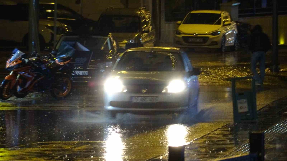 Kilis\'te kuvvetli yağış ulaşımı olumsuz etkiledi, ana arterlerde aksama yaşanmadı