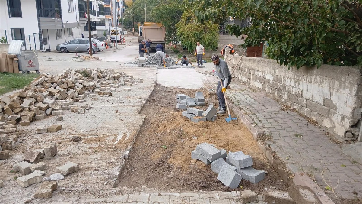 Kırıkkale Belediyesi, bozulan kilit parke taşlarının bakım ve onarımını sürdürüyor