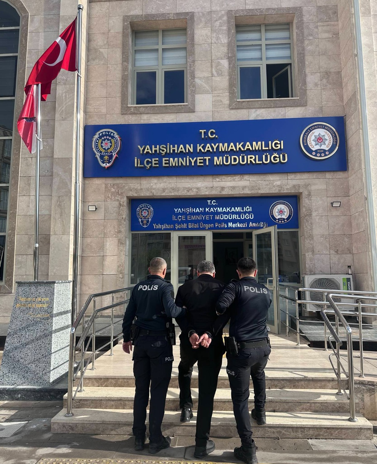 Kırıkkale\'de 3 firari hükümlü, kesinleşmiş hapis cezalarıyla cezaevine teslim edildi.
