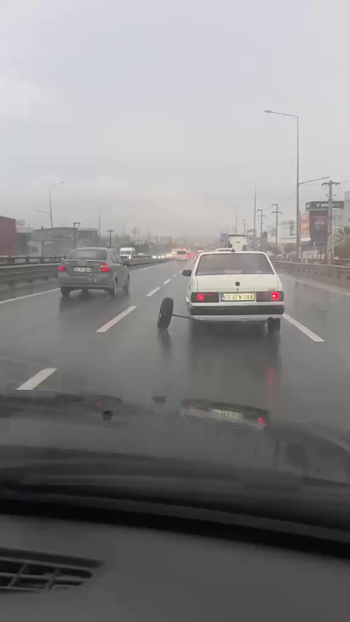 Kocaeli Gebze\'de aksı kırılan otomobili sürücü emniyet şeridine çekip kazayı önledi