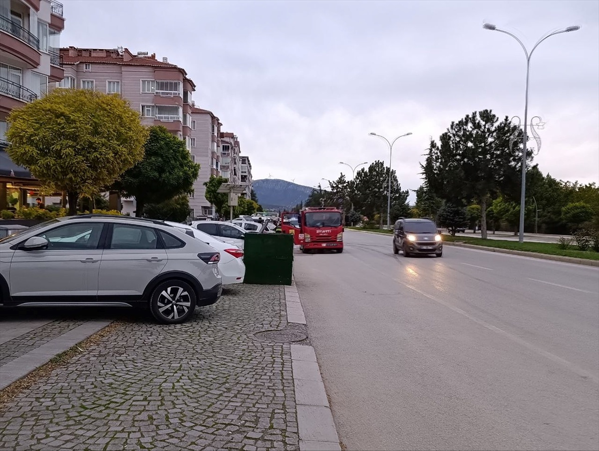 Konya Beyşehir\'de seyir halindeki otomobilin motoru yanmaya başladı, itfaiye söndürdü
