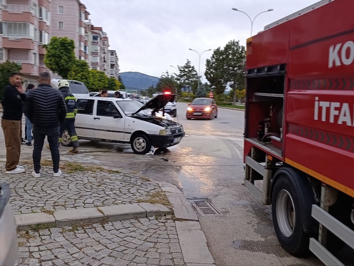 Konya Beyşehir\'de otomobilin motoru alev aldı, yangını itfaiye söndürdü