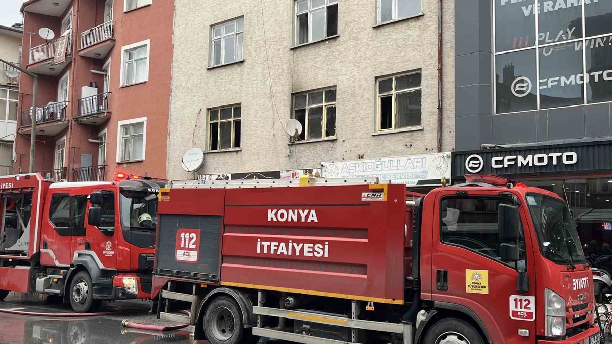 Konya Karatay\'da 3 katlı binanın birinci katındaki yangını itfaiye söndürdü