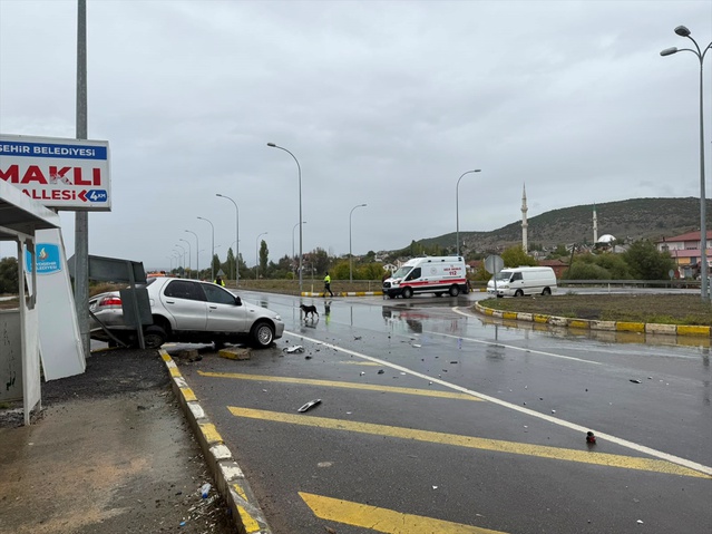 Konya Seydişehir'de traktör ve otomobil kavşakta çarpıştı, 3 kişi yaralandı