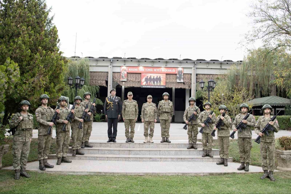 Kosova\'da Tümgeneral Ulutaş, KFOR komutasını İtalyan Tümgeneral Vergori\'ye devretti