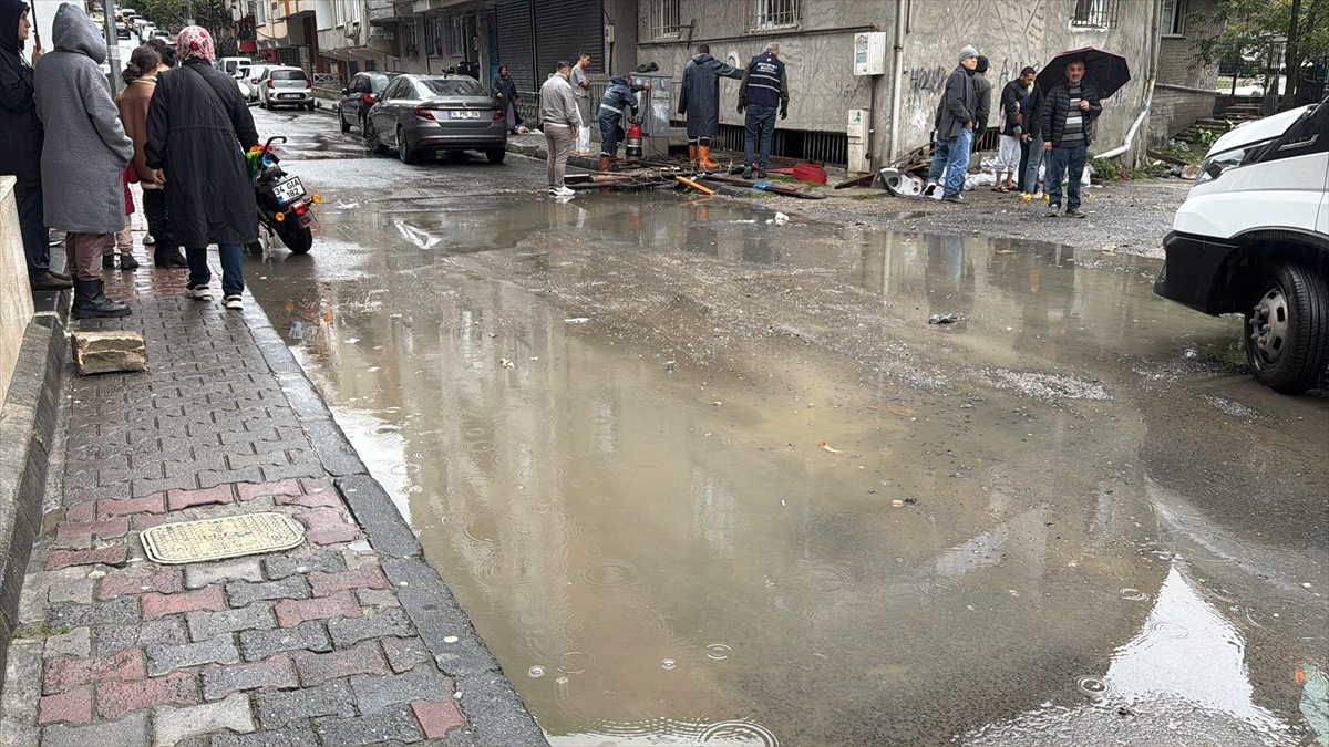 Küçükçekmece\'de ilaç almaya girdiği su basan dairede mahsur kalan kişi kurtarıldı