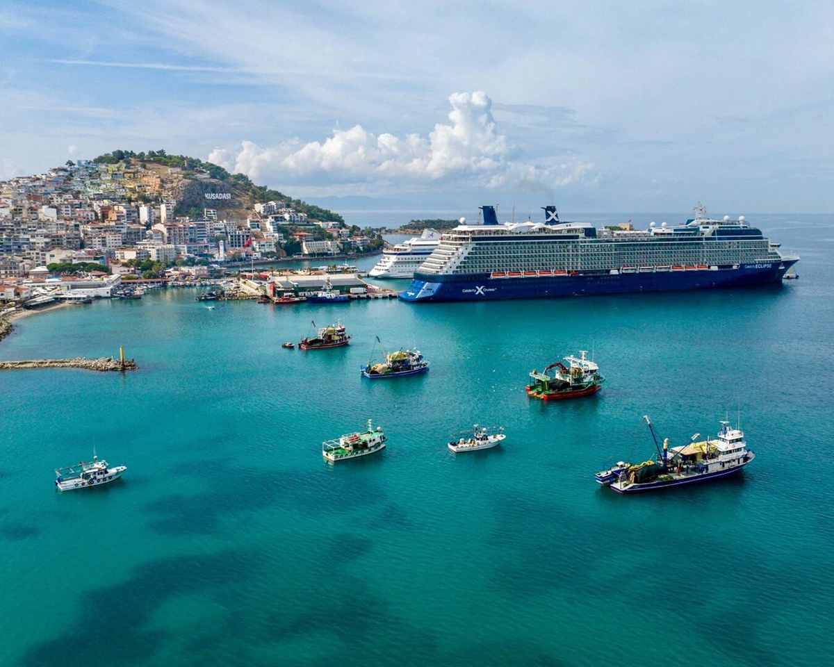 Kuşadası\'nda 3 kruvaziyerden inen 5 bin 400 turist Efes ve Meryem Ana\'yı gezdi