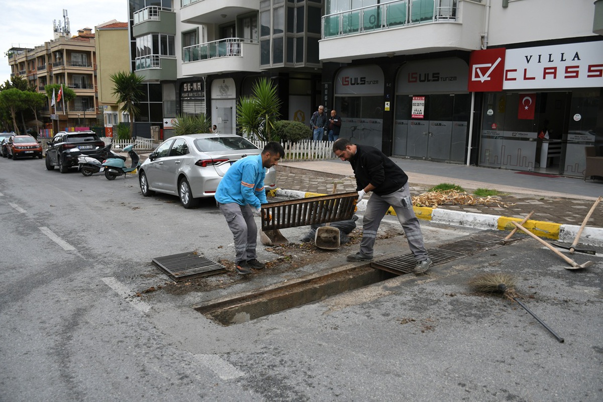 Kuşadası\'nda fırtına sonrası belediye ekipleri çamur ve mazgalları temizledi