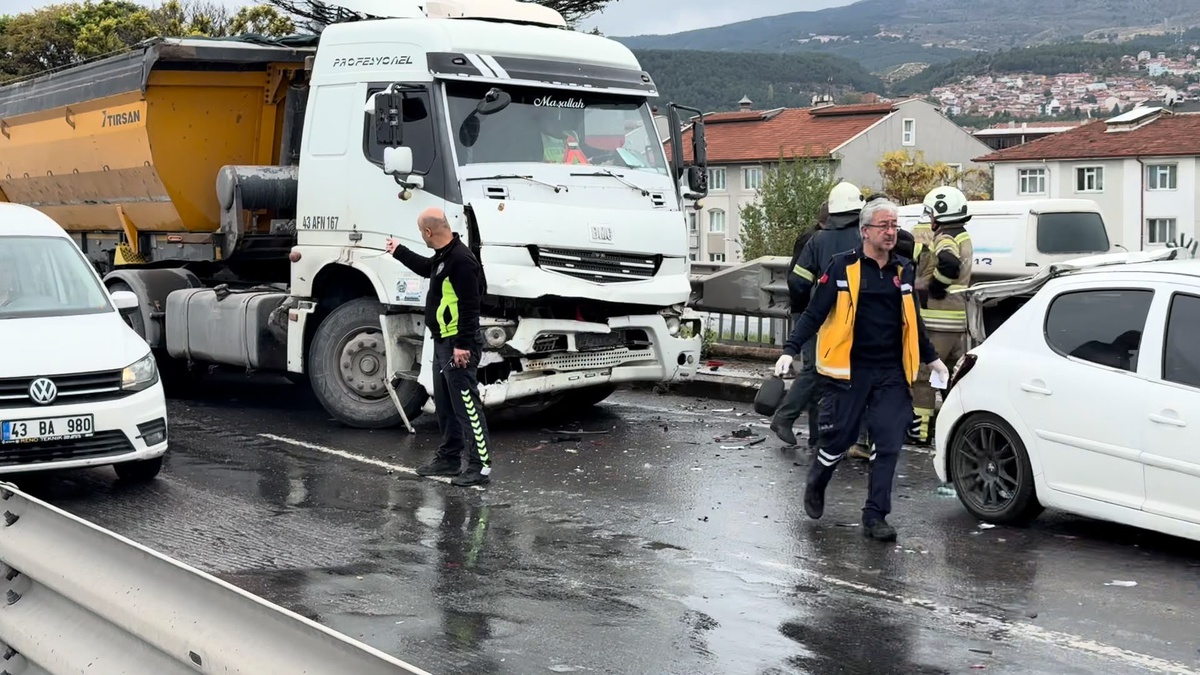 Kütahya\'da trafiğin durduğu yolda 5 araç zincirleme kazaya karıştı, sürücü yaralandı