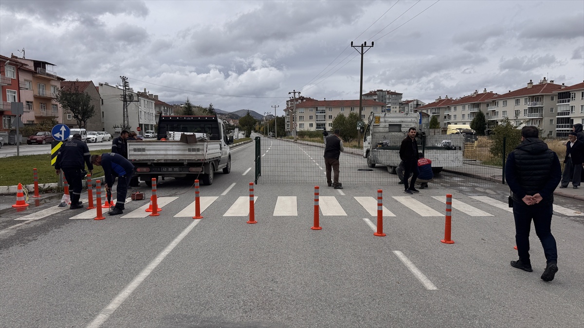Kütahya\'da tapu sahibi davayı kazandı, Yunus Emre Caddesi tel çekilerek kapatıldı