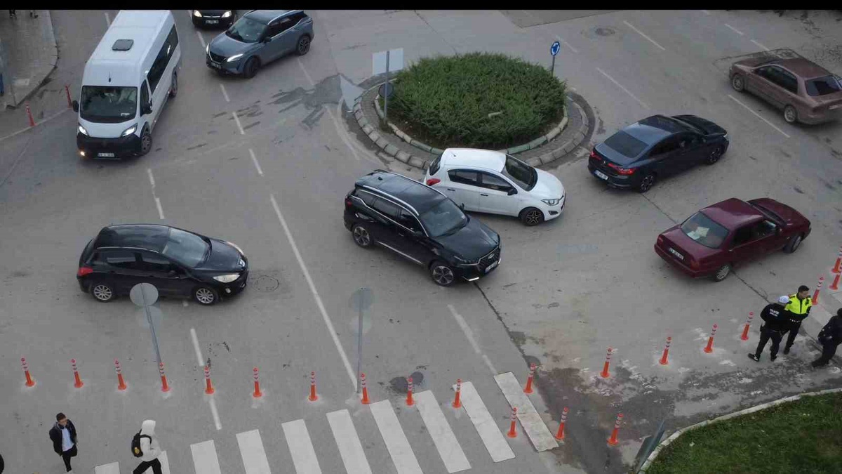 Kütahya\'da Yunusemre Caddesi\'ne tel çekildi, yol ulaşıma kapatıldı
