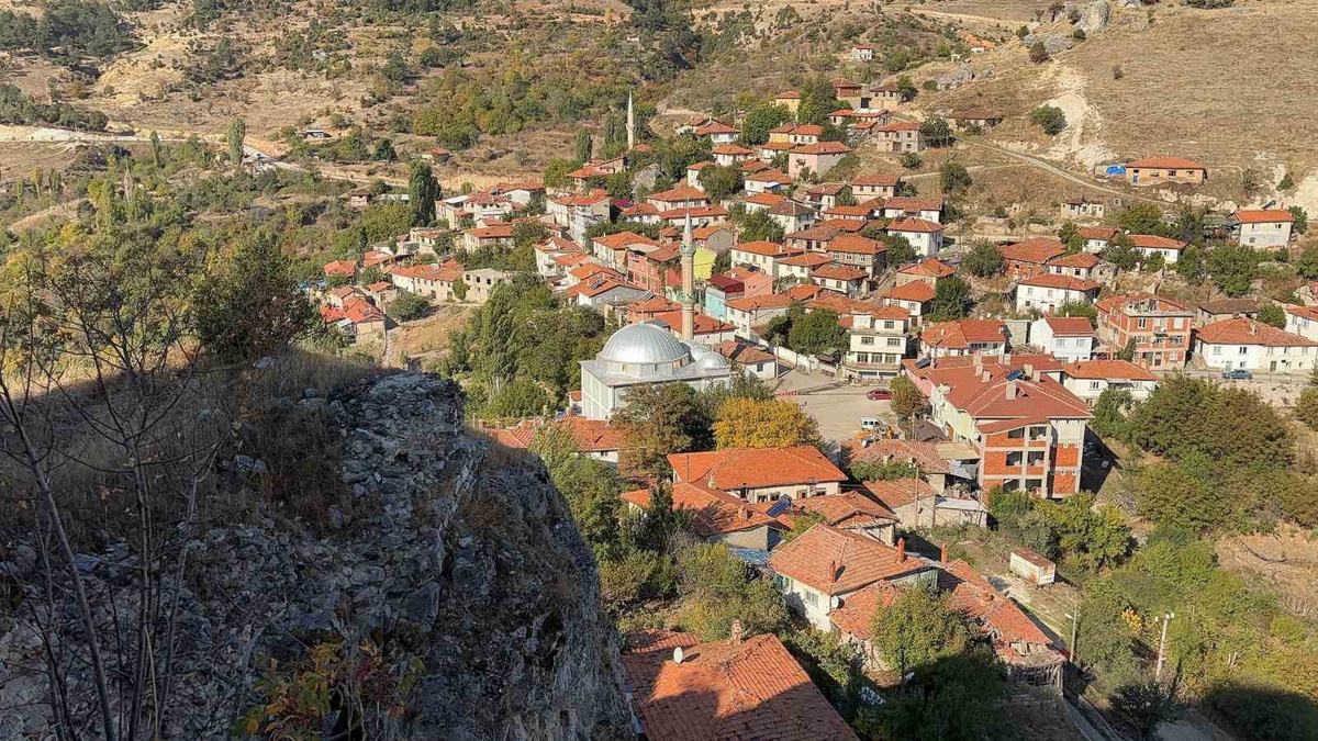 Kütahya Emet\'te 7,6 kilometrelik İki Taş Kanyonu ve Eğrigöz Kalesi ziyaretçi çekiyor