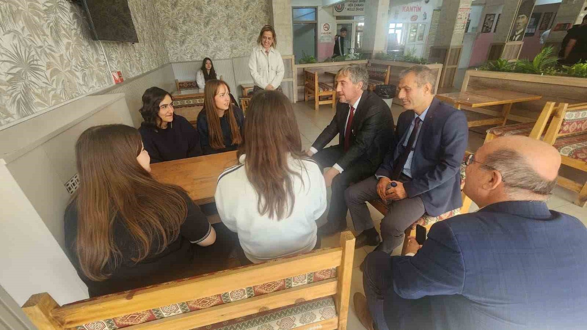 Kütahya İl Milli Eğitim Müdürü, öğrencileri akımlara kapılmamaları konusunda uyardı