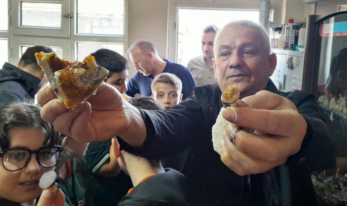 Kütahya Tavşanlı\'da öğrenciler taş ustalarının atölyesinde zanaatı yerinde öğrendi