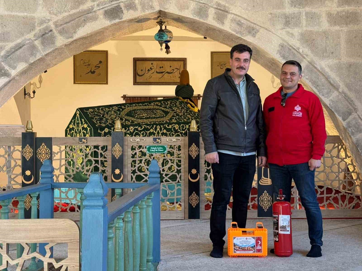 Kütahya ve Afyonkarahisar\'da cami ve kurslara 60 ilkyardım çantası, 52 yangın tüpü verildi