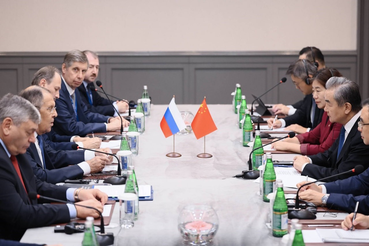 Rusya Dışişleri Bakanı Lavrov, Bakü\'de Wang Yi ile ABD, Ukrayna ve İran\'ı ele aldı