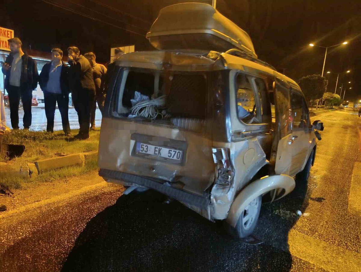 Malatya Doğanşehir\'de silobas ile iki hafif ticari araç çarpıştı, yaralanan olmadı