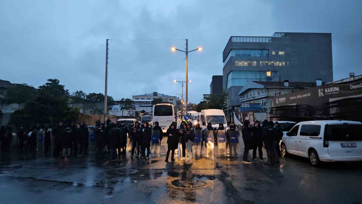 Halk TV\'nin Zeytinburnu binasında polis araması sabah 05.30 sıralarında başladı